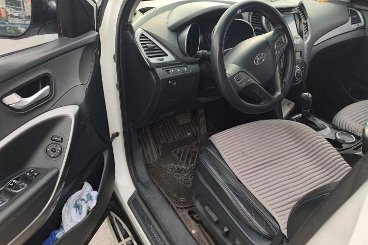 Used Hyundai Santa Fe 2013 2.4L Automatic Two-Wheel Drive Smart Version Driver Seat