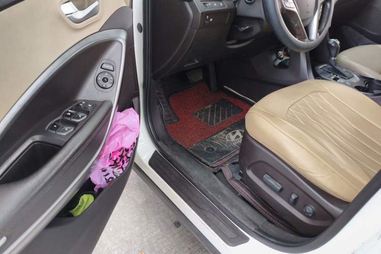 Used Hyundai Santa Fe 2013 2.4L Automatic Two-Wheel Drive Smart Version Driver Seat