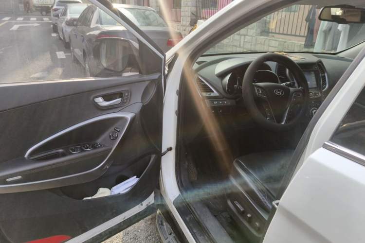 Used Hyundai Santa Fe 2013 Revised Version 2.4L Automatic All-Wheel Drive Luxury Trim Driver Seat