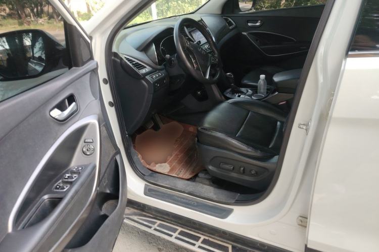 Used Hyundai Santa Fe 2013 2.4L Automatic 4x4 Smart Version Driver Seat