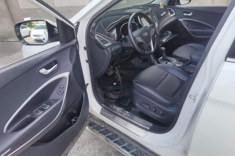 Used Hyundai Santa Fe 2013 2.4L Automatic Two-Wheel Drive Smart Version Driver Seat