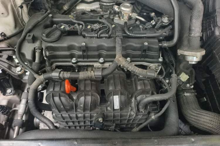 Used Hyundai Santa Fe 2013 2.0T Automatic All-Wheel Drive Top Trim Engine Bay