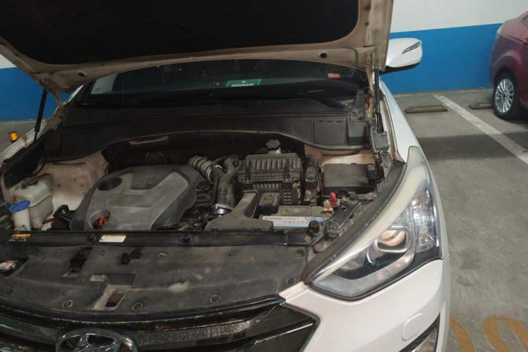 Used Hyundai Santa Fe 2013 2.0T Automatic All-Wheel Drive Top Trim Engine Bay Left