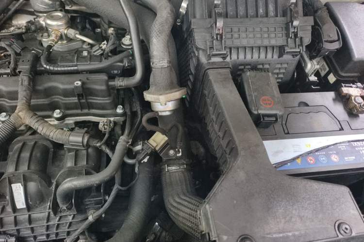 Used Hyundai Santa Fe 2013 2.0T Automatic All-Wheel Drive Top Trim Engine Bay Left