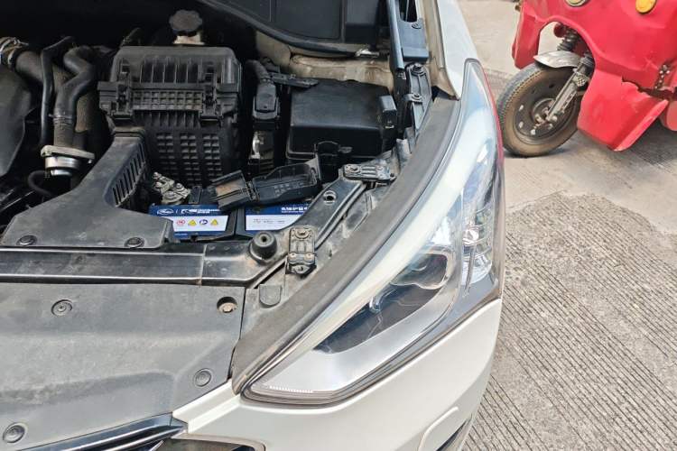 Used Hyundai Santa Fe 2013 2.0T Automatic All-Wheel Drive Top Trim Engine Bay Left