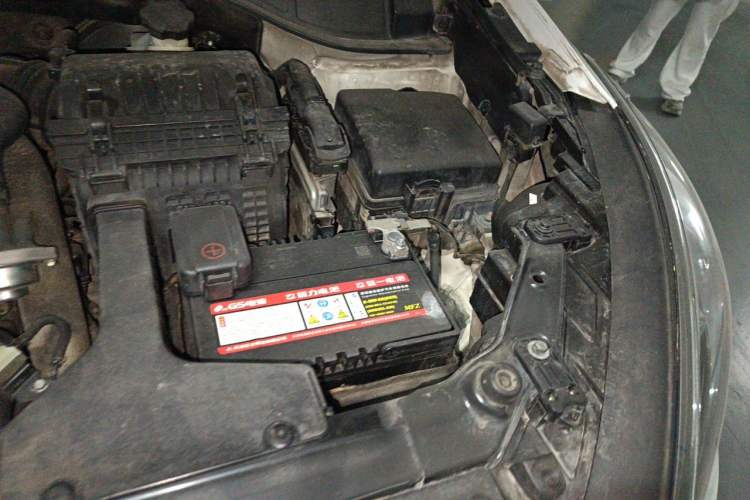 Used Hyundai Santa Fe 2013 2.0T Automatic All-Wheel Drive Top Trim Engine Bay Left