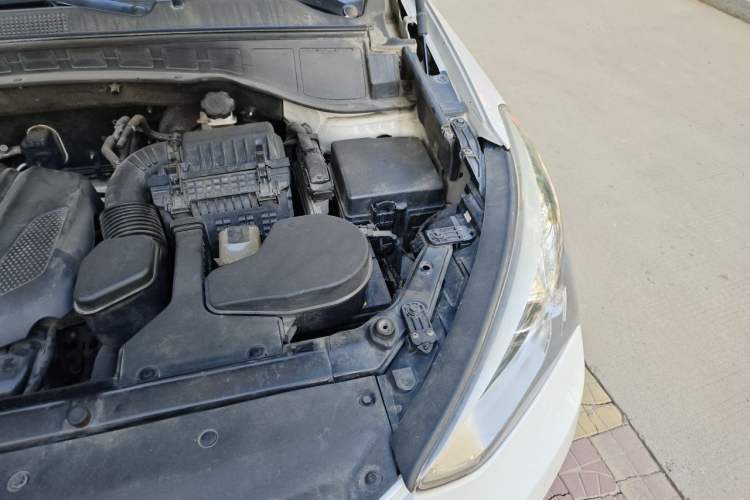 Used Hyundai Santa Fe 2013 Revised Version 2.4L Automatic All-Wheel Drive Smart Type Engine Bay Left