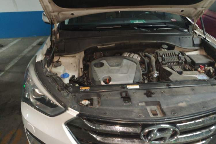 Used Hyundai Santa Fe 2013 2.0T Automatic All-Wheel Drive Top Trim Engine Bay Right