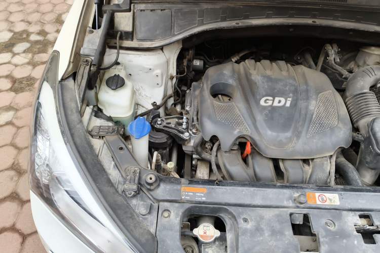 Used Hyundai Santa Fe 2013 2.4L Automatic 4x4 Prestige Edition Engine Bay Right