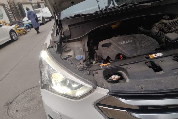 Used Hyundai Santa Fe 2013 2.4L Automatic 4x4 Prestige Edition Engine Bay Right