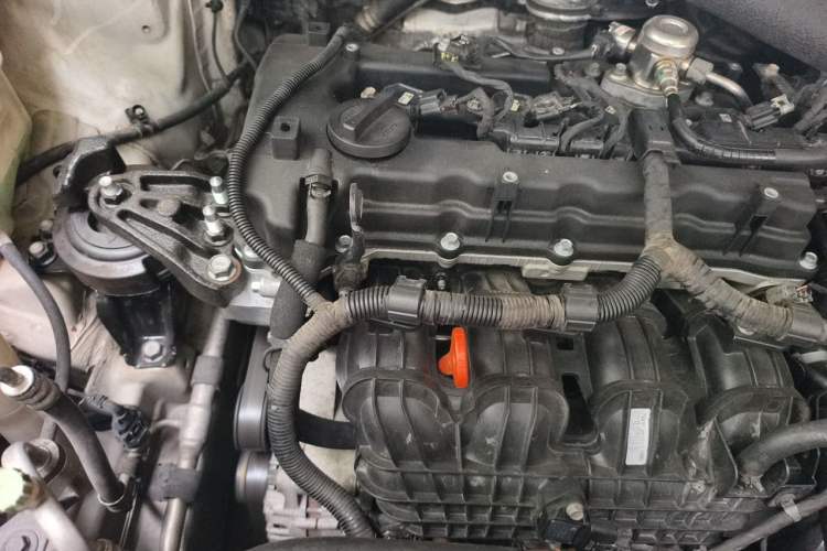 Used Hyundai Santa Fe 2013 2.0T Automatic All-Wheel Drive Top Trim Engine Bay Right