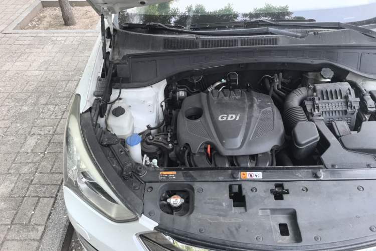 Used Hyundai Santa Fe 2013 Revised Version 2.4L Automatic All-Wheel Drive Smart Type Engine Bay Right