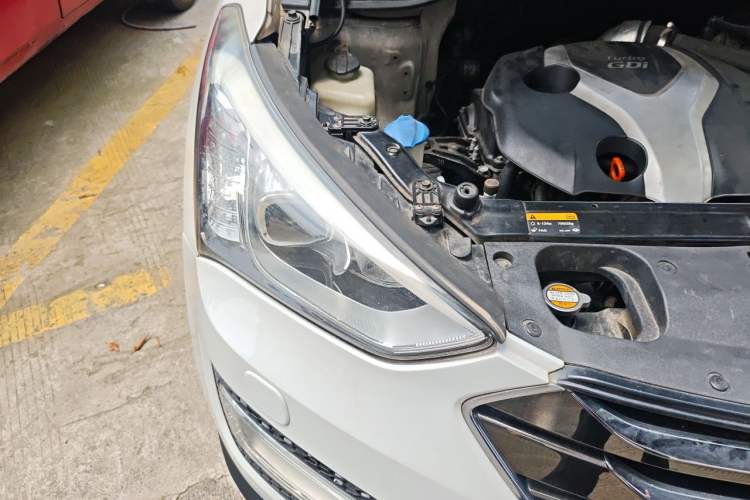 Used Hyundai Santa Fe 2013 2.0T Automatic All-Wheel Drive Top Trim Engine Bay Right