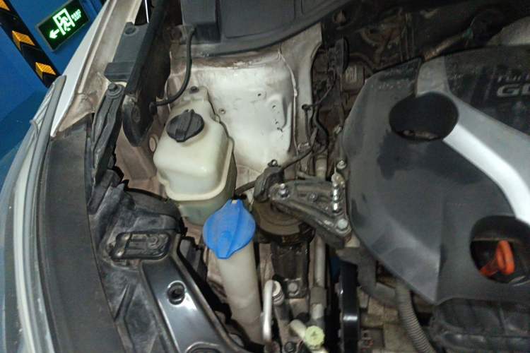 Used Hyundai Santa Fe 2013 2.0T Automatic All-Wheel Drive Top Trim Engine Bay Right