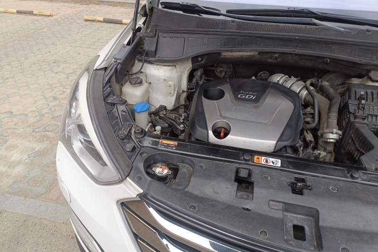 Used Hyundai Santa Fe 2013 Revised Version 2.0T Automatic All-Wheel Drive Top-Tier Trim Engine Bay Right