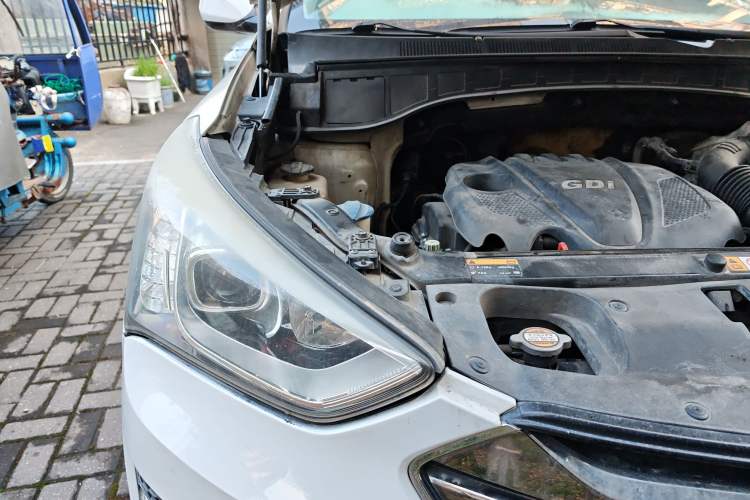 Used Hyundai Santa Fe 2013 2.4L Automatic Two-Wheel Drive Smart Version Engine Bay Right