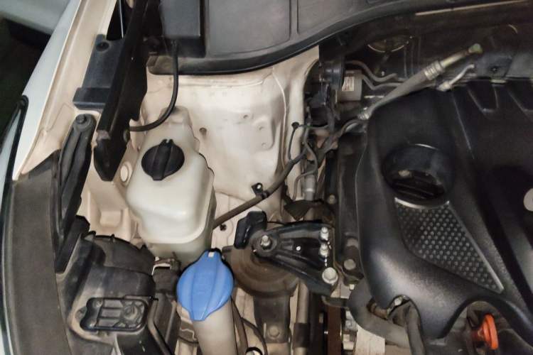 Used Hyundai Santa Fe 2013 2.4L Automatic Two-Wheel Drive Smart Version Engine Bay Right