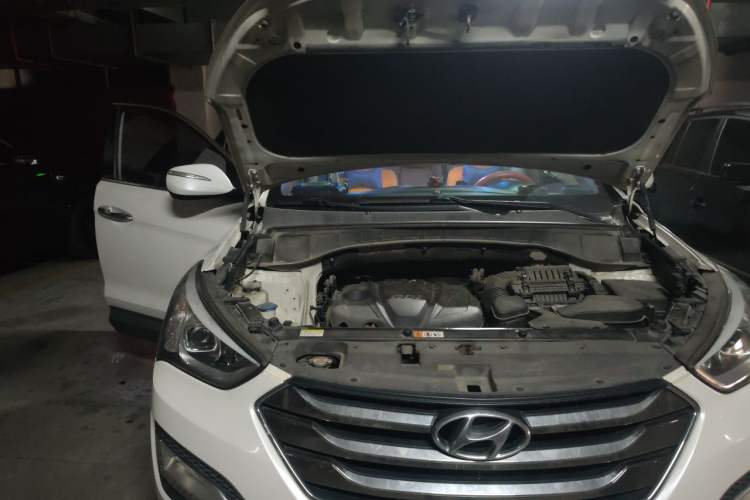 Used Hyundai Santa Fe 2013 2.4L Automatic Two-Wheel Drive Smart Version Engine Bay Right
