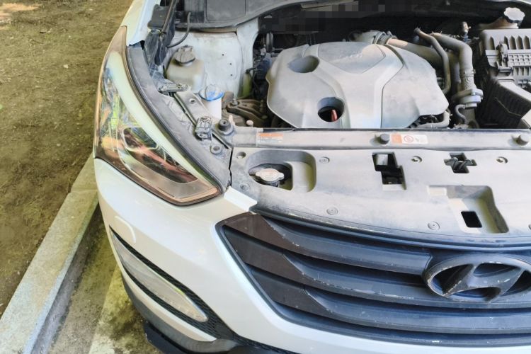Used Hyundai Santa Fe 2013 2.0T Automatic All-Wheel Drive Prestige Version Engine Bay Right