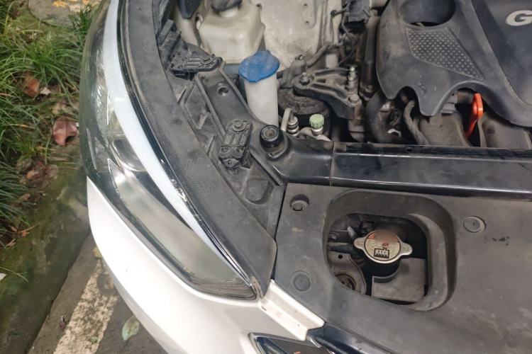 Used Hyundai Santa Fe 2013 2.4L Automatic 4x4 Smart Version Engine Bay Right