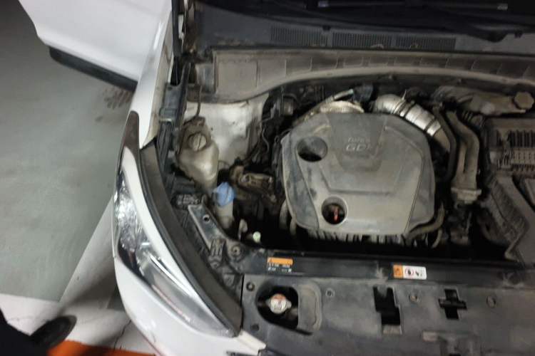 Used Hyundai Santa Fe 2013 Revised Version 2.0T Automatic All-Wheel Drive Top-Tier Trim Engine Bay Right