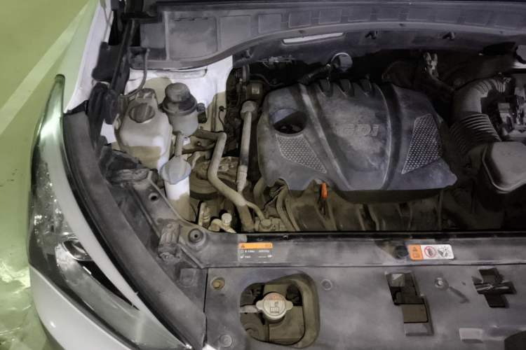 Used Hyundai Santa Fe 2013 2.4L Manual Two-Wheel Drive Comfort Version Engine Bay Right