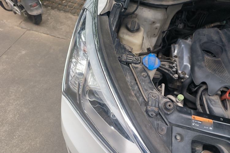 Used Hyundai Santa Fe 2013 2.4L Automatic Two-Wheel Drive Smart Version Engine Bay Right