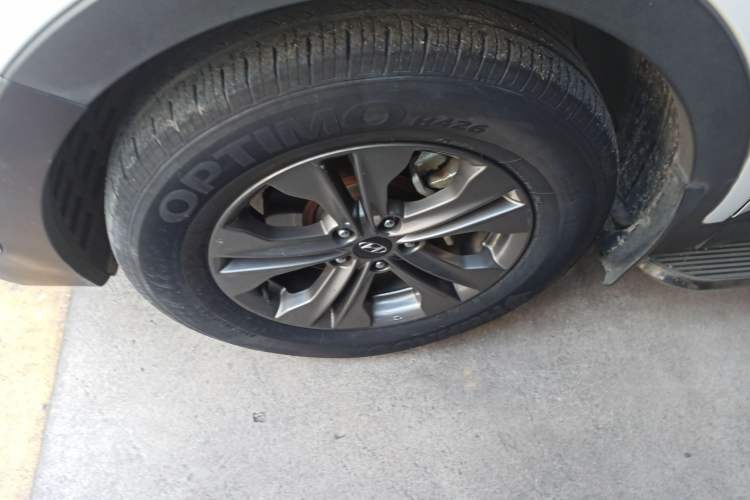 Used Hyundai Santa Fe 2013 2.4L Automatic Two-Wheel Drive Smart Version Exterior 1