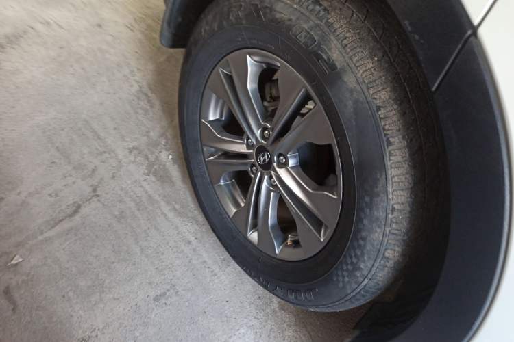 Used Hyundai Santa Fe 2013 2.4L Automatic Two-Wheel Drive Smart Version Exterior 2