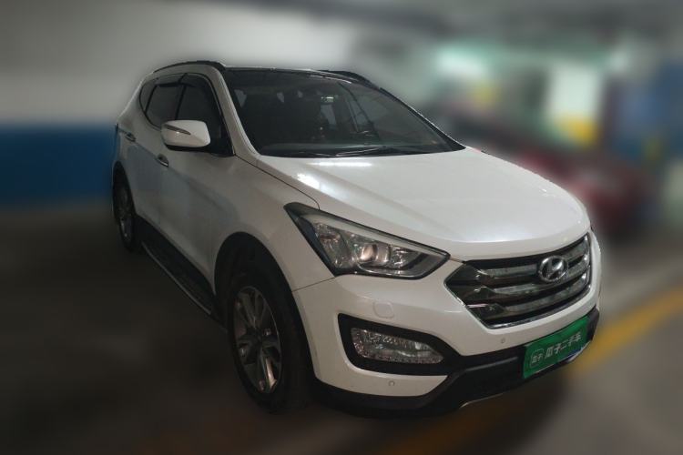 Used Hyundai Santa Fe 2013 2.0T Automatic All-Wheel Drive Top Trim Front Right 45 Deg