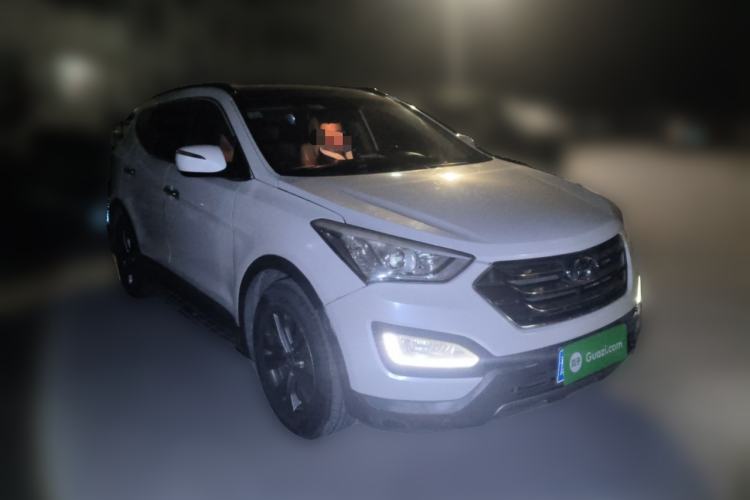Used Hyundai Santa Fe 2013 2.4L Automatic Two-Wheel Drive Smart Version Front Right 45 Deg