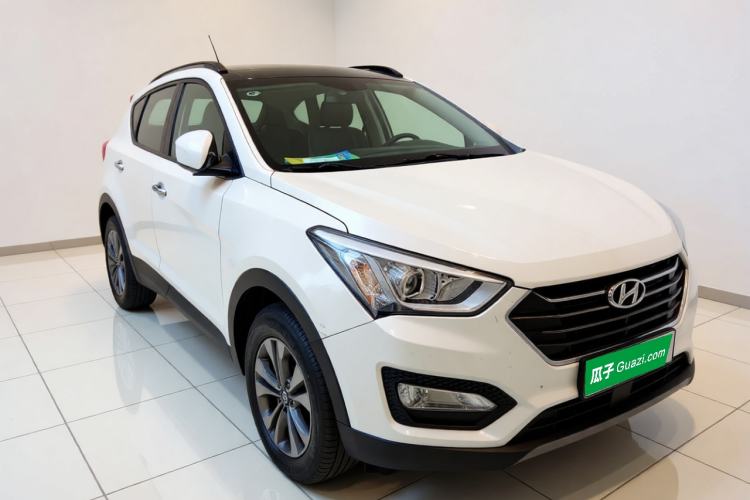 Used Hyundai Santa Fe 2013 2.4L Automatic Two-Wheel Drive Smart Version Front Right 45 Deg