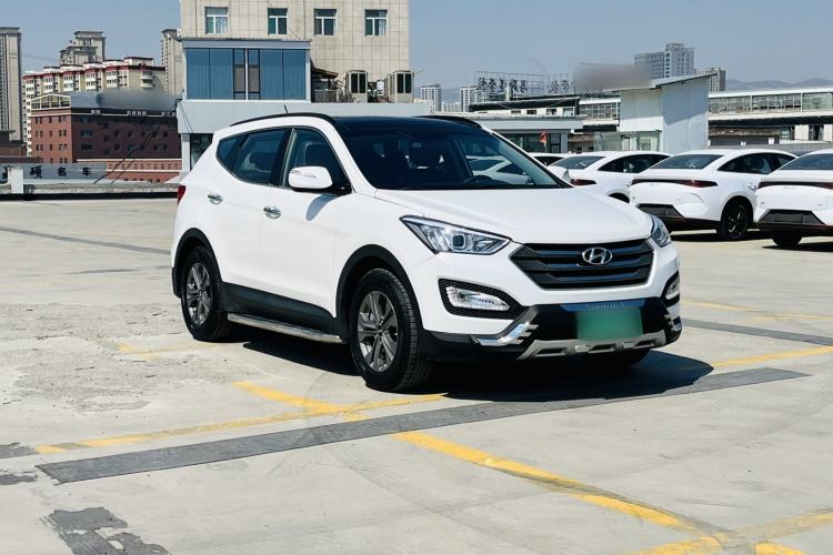 Used Hyundai Santa Fe 2013 2.4L Automatic Two-Wheel Drive Smart Version Front Right 45 Deg