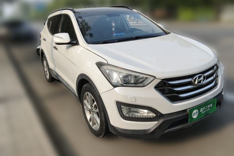 Used Hyundai Santa Fe 2013 Revised Version 2.4L Automatic All-Wheel Drive Luxury Trim Front Right 45 Deg