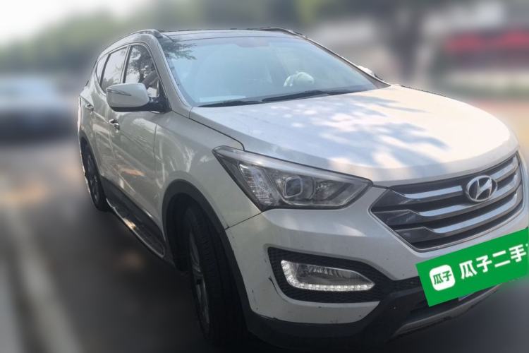Used Hyundai Santa Fe 2013 2.4L Automatic Two-Wheel Drive Smart Version Front Right 45 Deg
