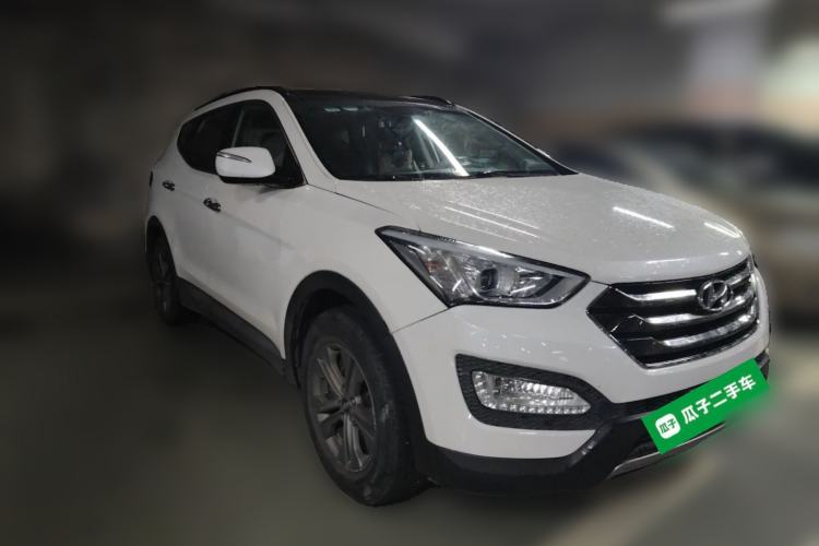 Used Hyundai Santa Fe 2013 2.4L Automatic Two-Wheel Drive Smart Version Front Right 45 Deg
