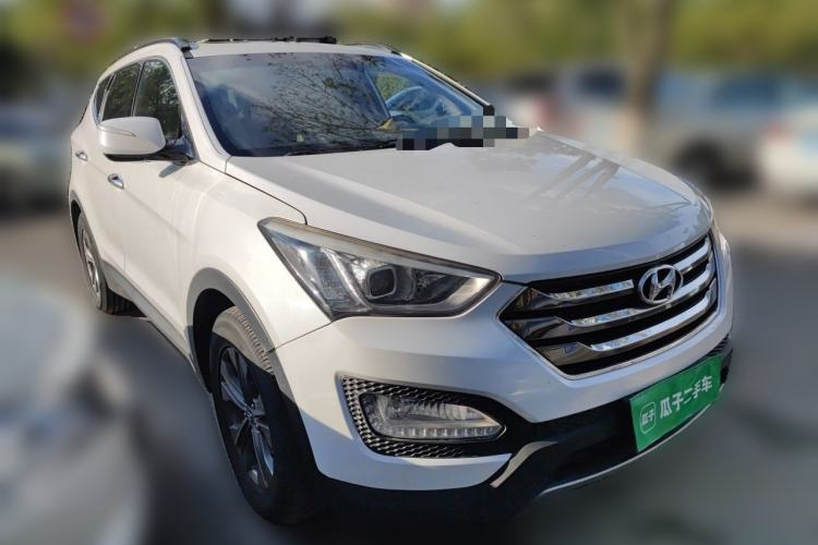 Used Hyundai Santa Fe 2013 2.4L Automatic 4x4 Smart Version Front Right 45 Deg
