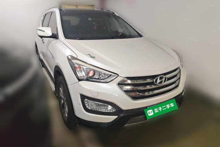 Used Hyundai Santa Fe 2013 2.4L Automatic Two-Wheel Drive Smart Version Front Right 45 Deg
