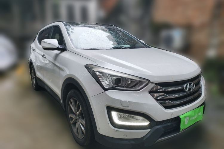 Used Hyundai Santa Fe 2013 2.0T Automatic All-Wheel Drive Top Trim Front Right 45 Deg