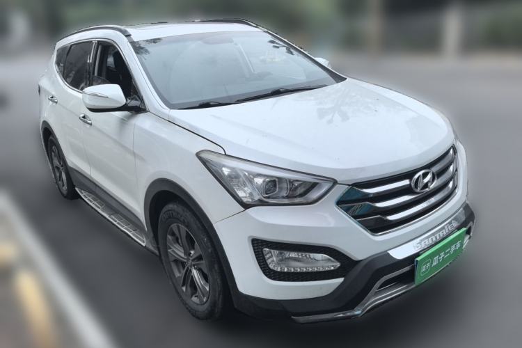 Used Hyundai Santa Fe 2013 2.4L Automatic 4x4 Smart Version Front Right 45 Deg