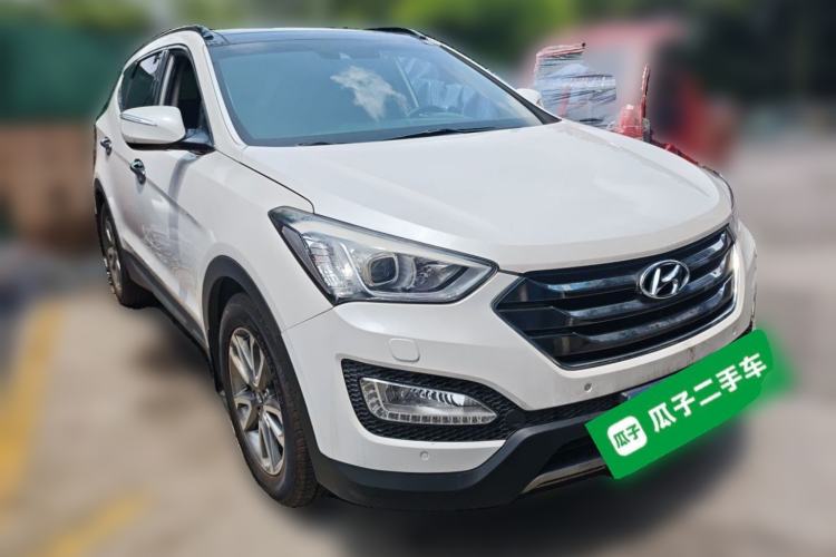 Used Hyundai Santa Fe 2013 2.0T Automatic All-Wheel Drive Top Trim Front Right 45 Deg
