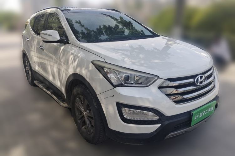 Used Hyundai Santa Fe 2013 2.4L Automatic Two-Wheel Drive Smart Version Front Right 45 Deg