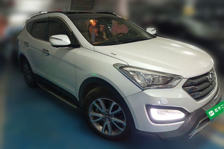 Used Hyundai Santa Fe 2013 2.0T Automatic All-Wheel Drive Top Trim Front Right 45 Deg