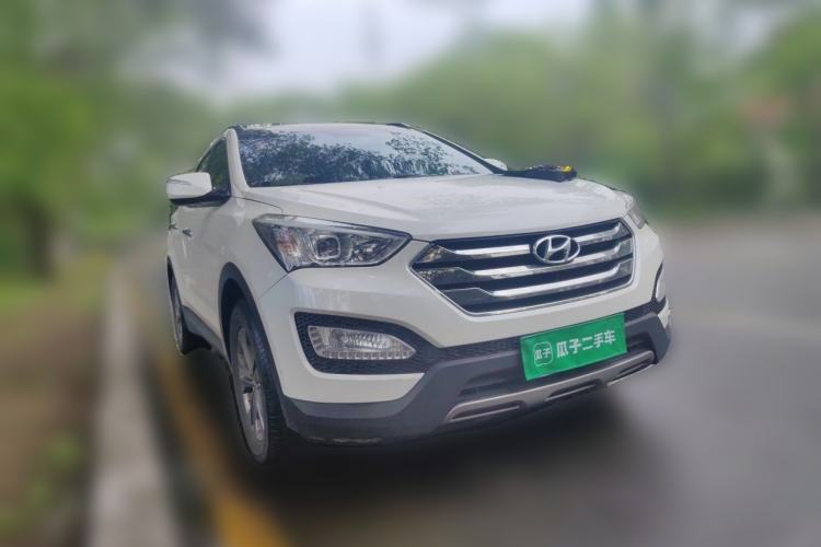Used Hyundai Santa Fe 2013 2.4L Automatic Two-Wheel Drive Smart Version Front Right 45 Deg