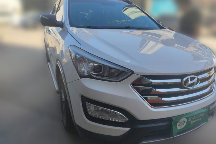 Used Hyundai Santa Fe 2013 2.4L Automatic Two-Wheel Drive Smart Version Front Right 45 Deg