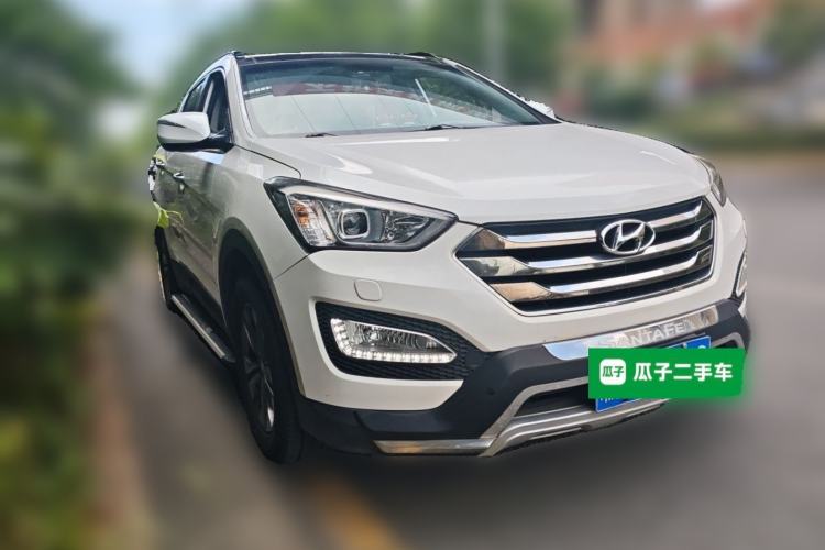 Used Hyundai Santa Fe 2013 2.4L Automatic Two-Wheel Drive Smart Version Front Right 45 Deg