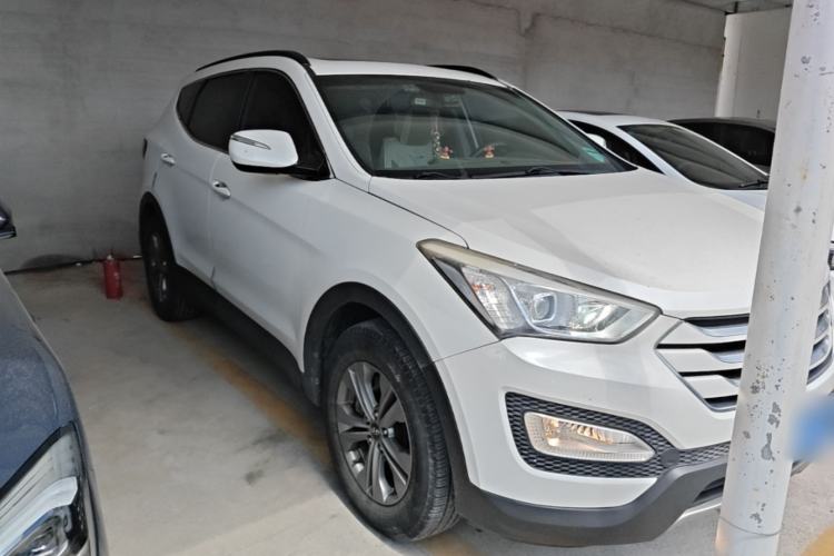 Used Hyundai Santa Fe 2013 2.4L Automatic 2WD Comfort Edition Front Right 45 Deg