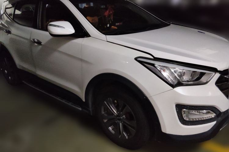 Used Hyundai Santa Fe 2013 2.4L Automatic Two-Wheel Drive Smart Version Front Right 45 Deg