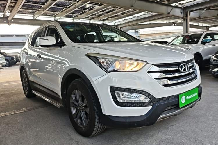 Used Hyundai Santa Fe 2013 2.4L Automatic Two-Wheel Drive Smart Version Front Right 45 Deg