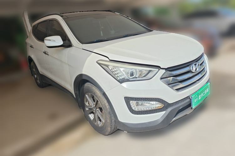 Used Hyundai Santa Fe 2013 2.4L Automatic Two-Wheel Drive Smart Version Front Right 45 Deg